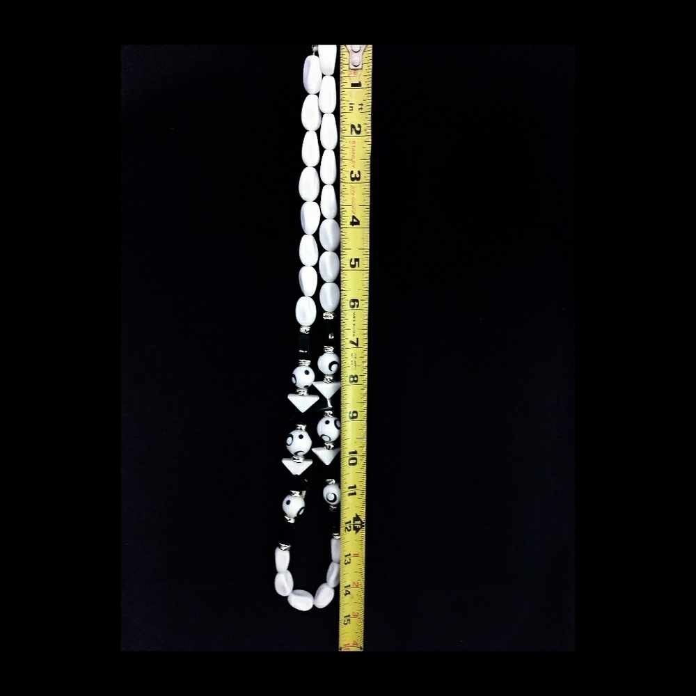 Vintage Lucite navy/white beaded necklace - Picture 3 of 3